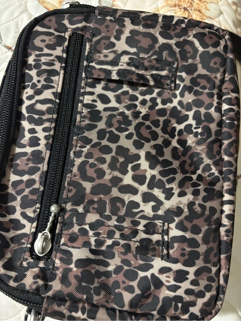Like new Leopard Print Crossbody Shoulder Bag in Brown, black, belt straps,